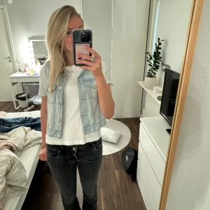 Jeans väst Monki - Ljusblå jeansväst i från Monika storlek Xs/S. Ny skick, säljer då den inte kommer till användning 