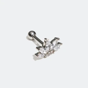 Helix/tragus piercing  - Helix/tragus piercing i guld så inte silver som på bilden. Det var inte min stil så är bara testad. Är slutsåld i guld på hemsidan.