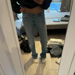 Skiiit snygga lågmidjade jeans från wrangler. Köpta vintage. Midjemått 41. Innerbenslängd 87. Jag är 172 och super super bra i längden. Jätte bra skick💞