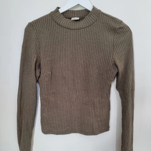 Långärmad tröja - Långärmad tröja från Gina Tricot i storlek M men passar även S. Militärgrön/grå-grön, tight modell.