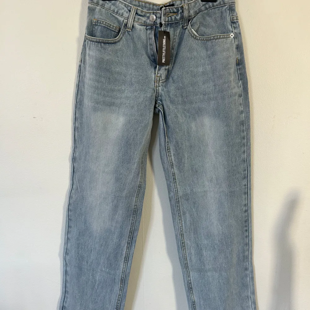 Här har vi ett par jeans som är nya lap kvar köpte dom av en tjej på Tradera men dom var tyvär aldeles förstora och för långa för mig är en xs/s 158 tjej, skulle säga de här passar någon som är XS/Slågmidjade. Kolla gärna in mina andra annonser.🌸🌼. Jeans & Byxor.