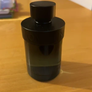 Halloween Man X Eau de toilette 125ml Herrparfym - Värt 300-450kr. Halloween man x parfym från början 125 ml. Se på bilden om du vill se hur mycket som är kvar. Jag har inte använt så mycket, max 10-5ml.