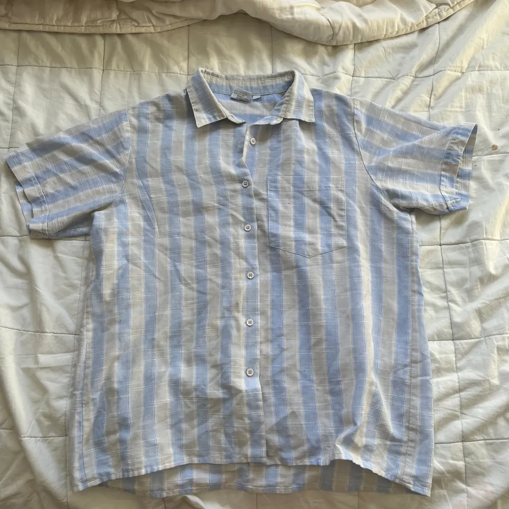 Vit och ljusblå linnes skjorta! Bekväm och passar bra inför sommaren:). Skjortor.