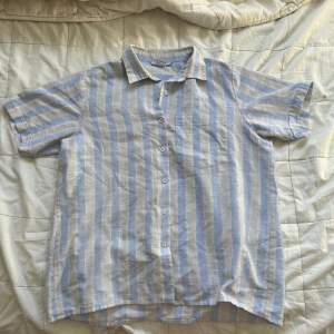 Vit och ljusblå linnes skjorta! Bekväm och passar bra inför sommaren:)