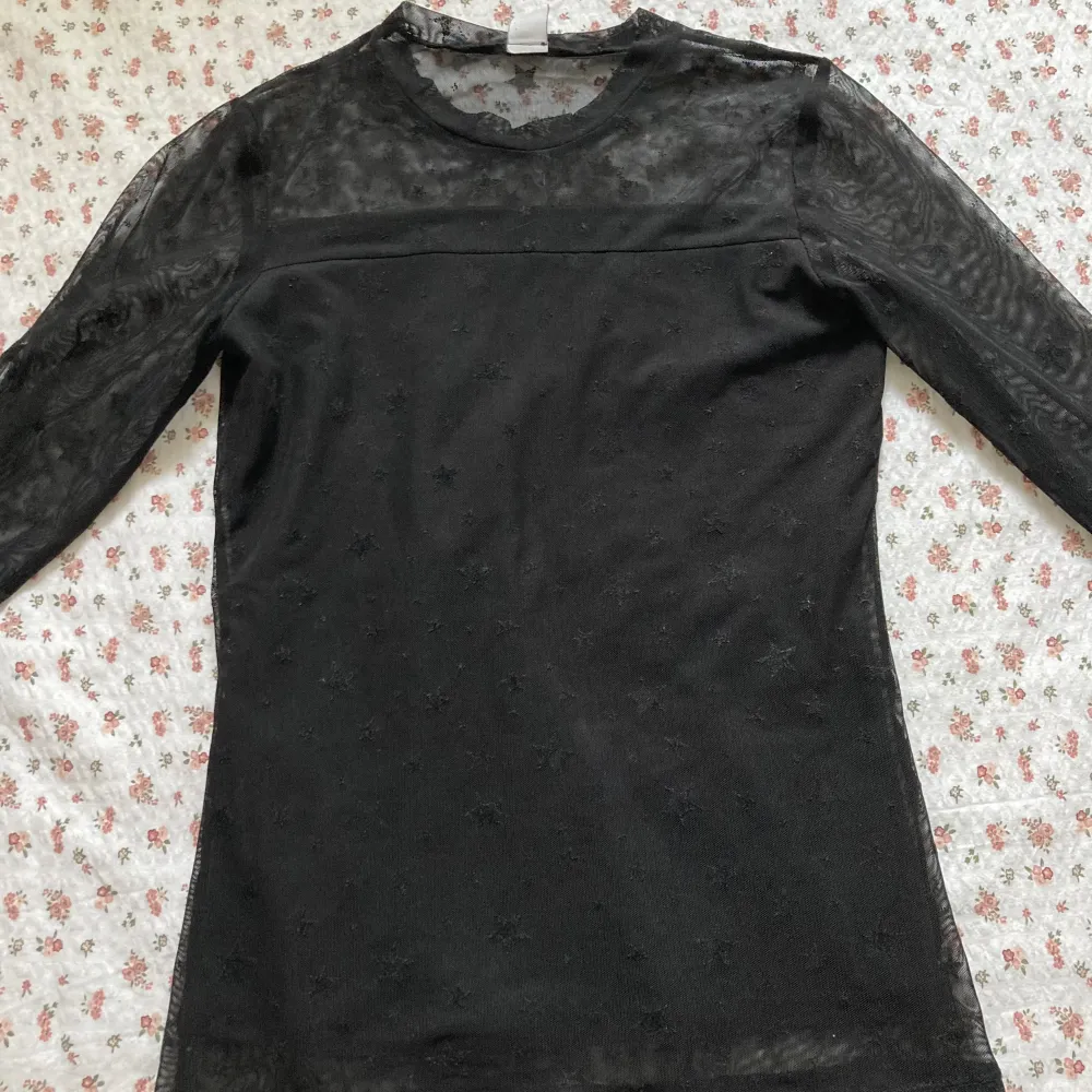 Såå snygg svart tröja med mesh och stjärnor, svart tyg inbyggt under som man ser i bilden!💖 Använt skick men fortfarande fin🫶 strl 158/164 men passar också strl XS☺️. Skjortor.