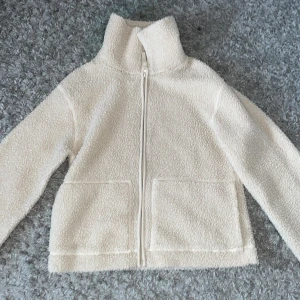 Trendig Teddy jacka - Teddy jacka från Hm. Kommer nog sälja den för kommer inte till användning! Vill även se vad jag kan få för den.