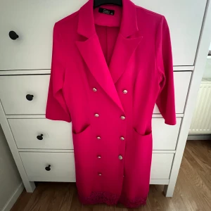 Kavaj Klänning  - Rosa kavaj klänning, nytt ,storlek s/m