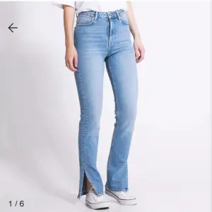 Högmidjade jeans från lager 157 med slits, storlek XS/short. Passar bra på mig som är 160, endast använda två gånger 