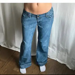 Säljer ett par Low waist bootcut jeans då det inte passade mig, midjemåttet 40cm, innerbenslängden är 76💗