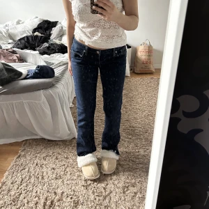 Lågmidjade jeans - Lågmidjade jeans som jag älskar men som tyvärr är för stora … har klippt dom så dom passar någon runt 160 cm och storleken i midjan är 30💓