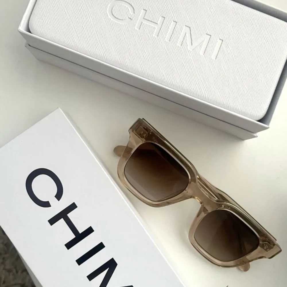 Säljer dessa chimi solglasögon som aldrig använts och ej kommer komma till användning🤍 Modell 04 Ecru. Övrigt.
