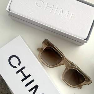Säljer dessa chimi solglasögon som aldrig använts och ej kommer komma till användning🤍 Modell 04 Ecru