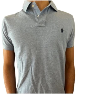 Ralph Lauren piké  - Säljer en stilig polo pike som passar vår och även sommar. Nypris ligger på 1299kr och säljer den för 449kr. Storlek S men passar även M. Skick 10/10 !
