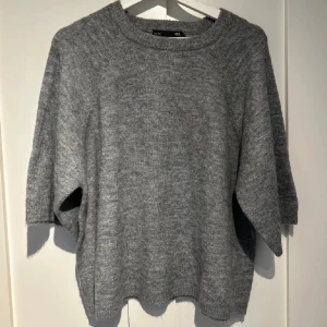 Stickad t-shirt - Säljer en oanvänd tröja ifrån lager 157💓den är endast testad och har lapparna kvar💓kom privat för fler bilder eller om du har några frågor💓(lägger ut igen)