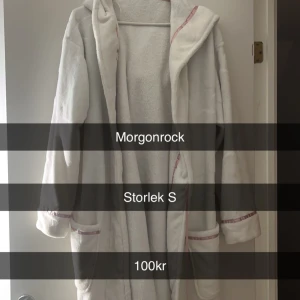 Pyjamas/morgonrock  - Bra skick, nästan helt nya ksk använt 2-3 gånger, 200 om man vill köpa allt annars gäller priset på bilderna❤️