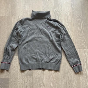 tommy hilfiger tröja - Skick 9/10.  152 cm