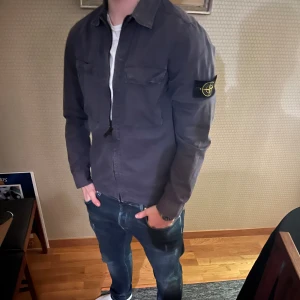 Stone Island overshirt - Säljer min stone island overshirt. Den är i bra skick men lite solblekt. Perfekt nu till våren. S funkar på 177cm 75kg