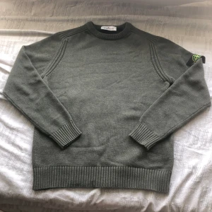 Stone Island knit sweater green - ny med utan prislapp (borttappad eftersom jag trodde inte hag skulle sälja), väldigt skön men passar lite litet (om man gillar det) storlek S väldigt fin mörkgrön färg