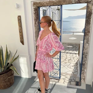 Zara klänning - Säljer denna klänningen perfekt nu till sommaren. Super fin men kommer desvärre ej till användning. Endast använd 1 gång så i nyskick storlek xs men passar xs- m skulle jag säga. (Lånad bild) egna bilder kan fås