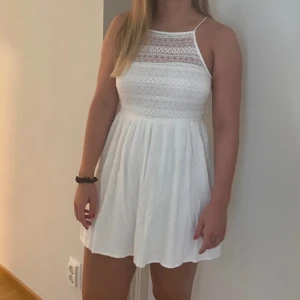 Vit klänning  - Säljer en vit klänning i nyskick från Even&Odd i storlek S!
