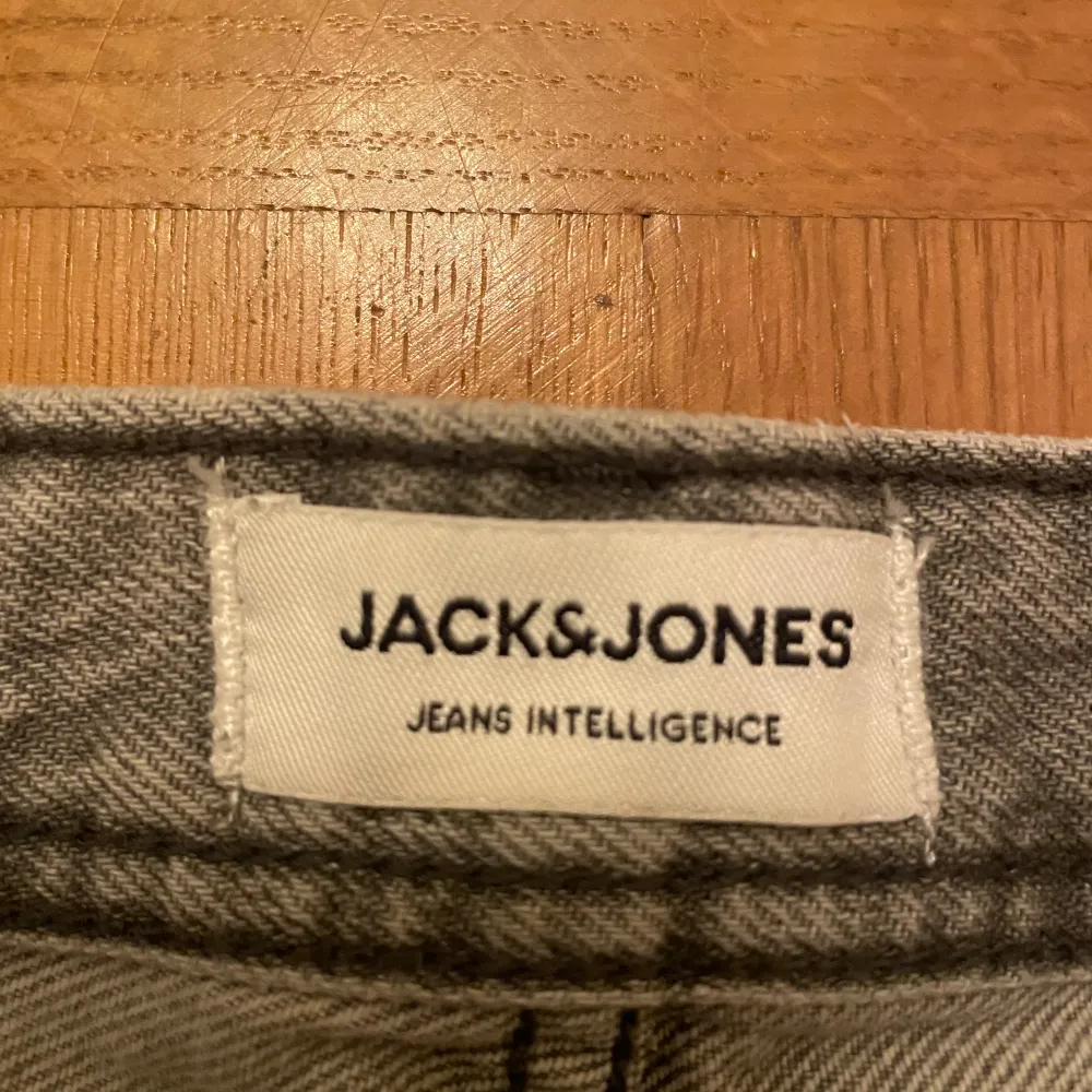 Ett par sköna och snygga grå Jack n Jones jeans som är i väldigt bra skick och passar perfekt nu till våren. Nypris ligger på 600 kr men jag säljer dem för bara 99 kr. Pris kan diskuteras vid snabb affär. Vid frågor är det bara att skriva:). Jeans & Byxor.