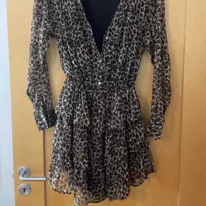 Leopard klänning från Gina. Oanvänd och jätte fin.