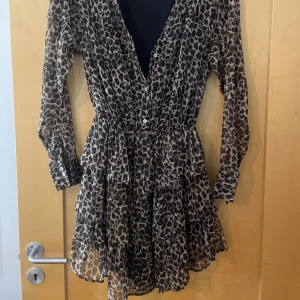 Leopard klänning  - Leopard klänning från Gina. Oanvänd och jätte fin.