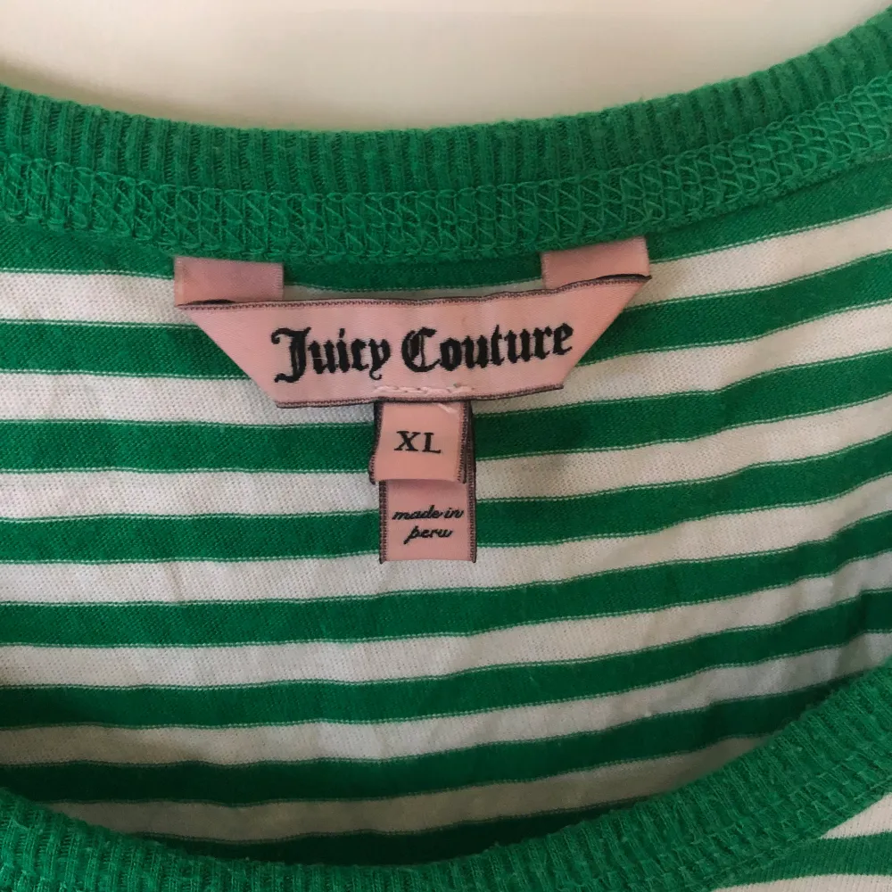 Supersnygg vintage juicy couture t-shirt perfekt nu för våren och sommaren 😍Den är supermjuk och i extremt bra skick! Passar alla storlekar bra eftersom den är liten i storleken 💓. T-shirts.