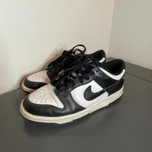 Panda Dunks - Säljer mina använda Panda Dunks Low, men de är i mycket bra skick. Skriv för mer information och bilder🩷(kan prata om priset)