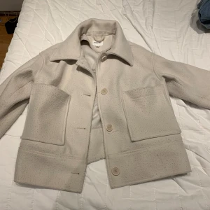 Kappa - Beige kappa från Kappahl. Nypris 900 säljer nu för 350 då den är lite nopprig