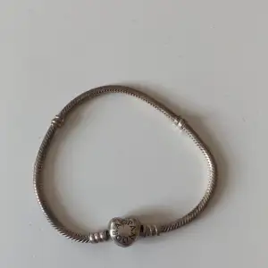 Ganska rostigt men går att fixa. Äkta från Pandora. Använt några gånger, säljer för det är för stort på mig. Armbandet är 19cm 