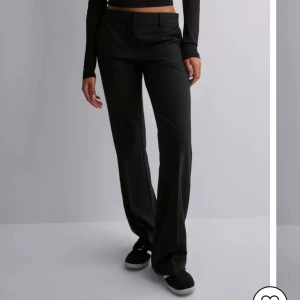 Lågmidjade kostymbyxor - Svarta lågmidjade kostymbyxor. Sitter jättebra men har flera kostymbyxor💞