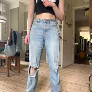 Blå jeans från monki! Bekvämaste jeansen jag äger, de är välanvända så väldigt mjuka men fortfarande i bra skick. Råkat dra upp hålet på knäet men annars är de i bra skick. Säljer då de inte längre är min stil, och de tvättas innan frakt. 