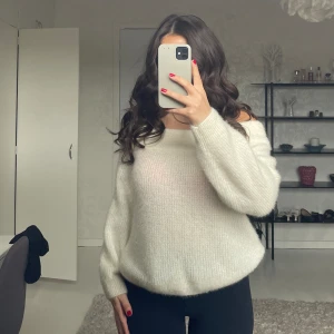 Vit stickad tröja  - En perfekt vit stickad tröja, går att bära off shoulder eller på en axel🤍 Perfekt till våren och sommaren 🤍 Inte stickig 🤍