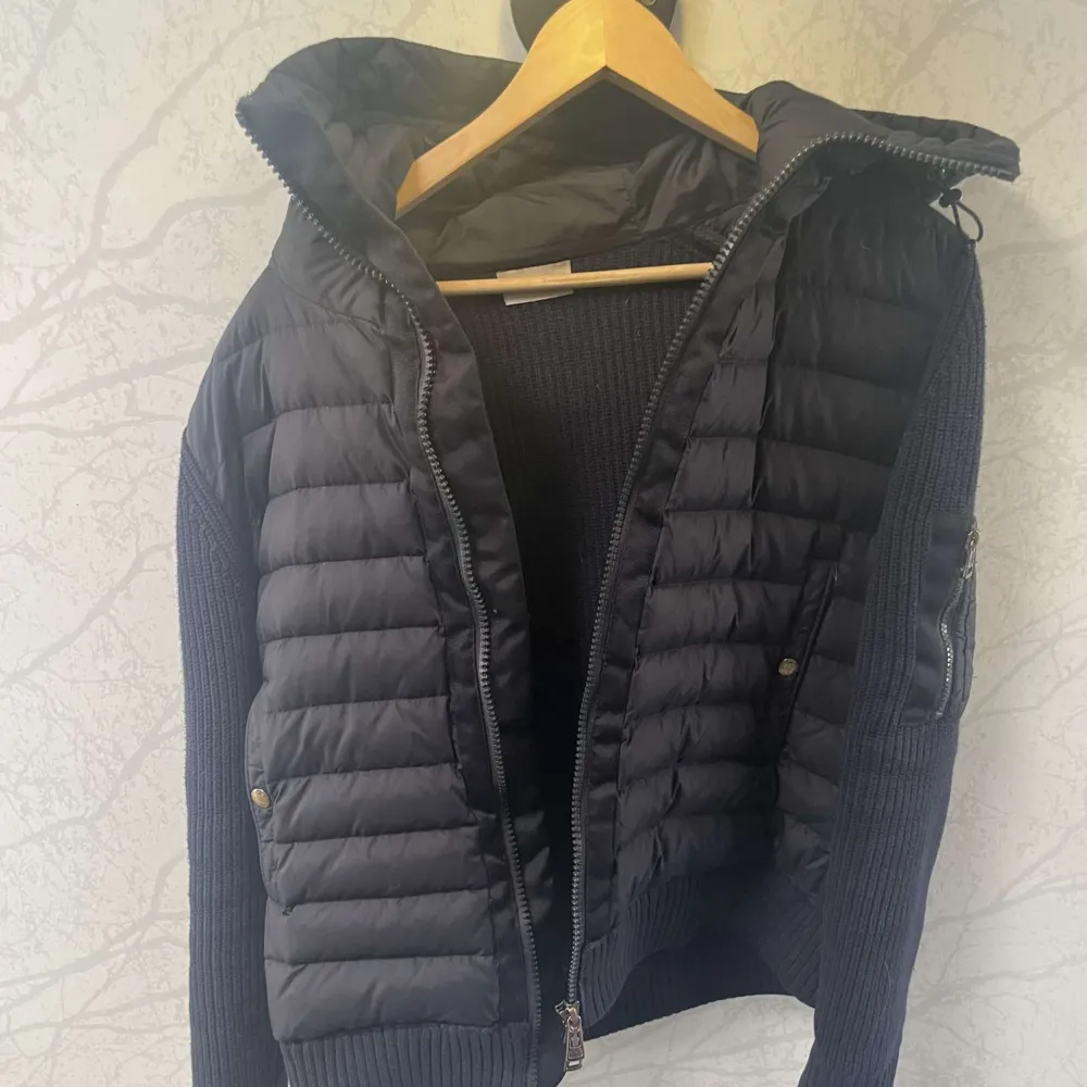 Tja, vi säljer den här blåa moncler cardigan med luva som är i topp skick skulle säga 9/10. Den är blå och är i storlek M. Vi säljer denna för 3999, för frågor osv hör av er🙌. Jackor.