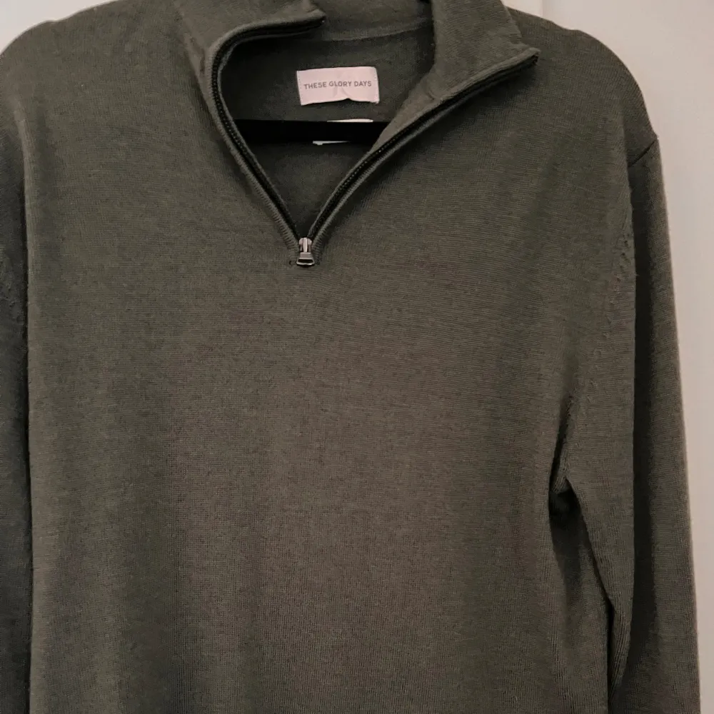 Säljer en sprillans ny zip tröja från these glory days med 100% merinoull, tröjan är aldrig använd och nypris är 1000kr Tröjan är i grön färg(man ser dåligt på bilden) Skicka meddelande för mer frågor. Hoodies.