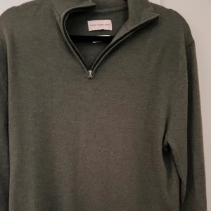 zip tröja  - Säljer en sprillans ny zip tröja från these glory days med 100% merinoull, tröjan är aldrig använd och nypris är 1000kr Tröjan är i grön färg(man ser dåligt på bilden) Skicka meddelande för mer frågor