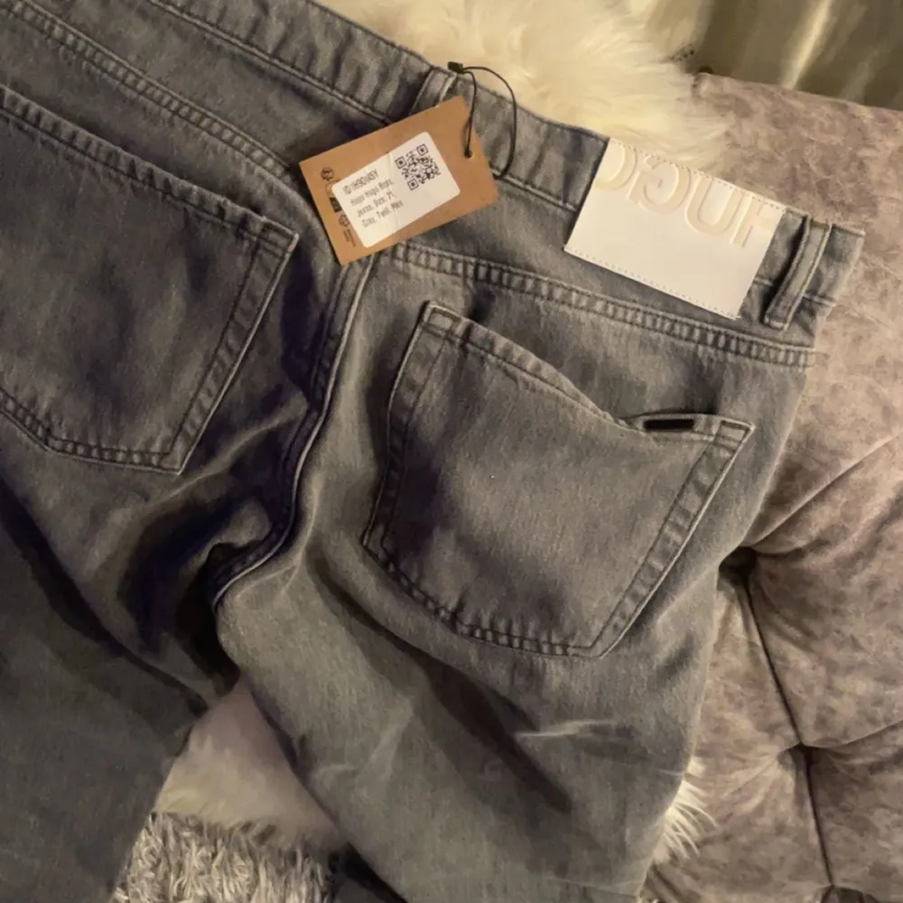  Helt nya byxor köpte dom för 1200 Har använt dem en gång de var för stora . Jeans & Byxor.