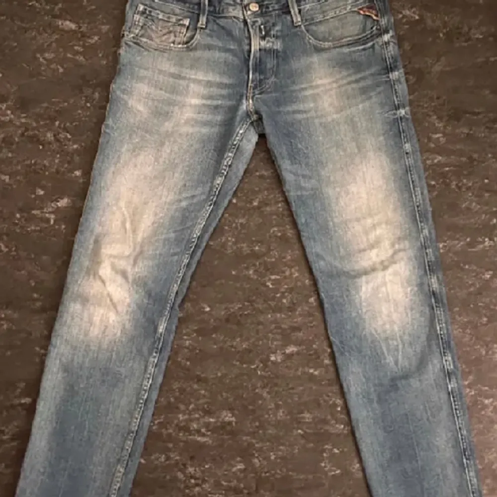 Säljer dessa replay jeansen i modellen anbass. Sjukt snygga med en perfekt färg nu till våren. Storleken är 33/ 32. Priset går att diskutera, men skulle säga att de säljs för ett billigt och bra pris redan. Vid funderingar är det bara att fråga ❓❓. Jeans & Byxor.