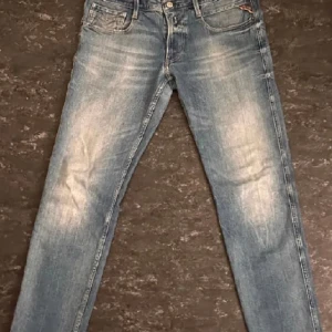 Replay jeans anbass - Säljer dessa replay jeansen i modellen anbass. Sjukt snygga med en perfekt färg nu till våren. Storleken är 33/ 32. Priset går att diskutera, men skulle säga att de säljs för ett billigt och bra pris redan. Vid funderingar är det bara att fråga ❓❓
