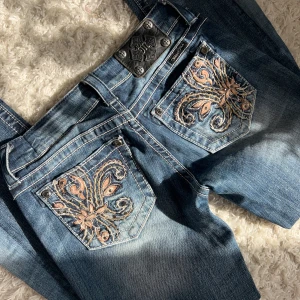 Miss me jeans lågmidjade Bootcut jeans - Miss me jeans, storlek 27 men något stora i storleken så passar en S/M. Sydda till Bootcut av en professionell sömmerska. Innerbenslängd:80cm midjemått:38. Vill du köpa trycker du på köp, jag postar inom 24h