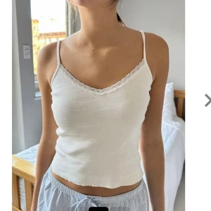 Brandy Melville linne - Säljer detta linnet från Brandy Melville i 100% bomull. Supergulligt och passar perfekt till sommaren!🌷🌺