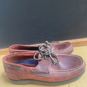 Timberlans seglarskor  - Riktiga snygga nästan oanvända Timberlans saglarskor(gammalpeng). Nypris ligger ca på 1500kr.