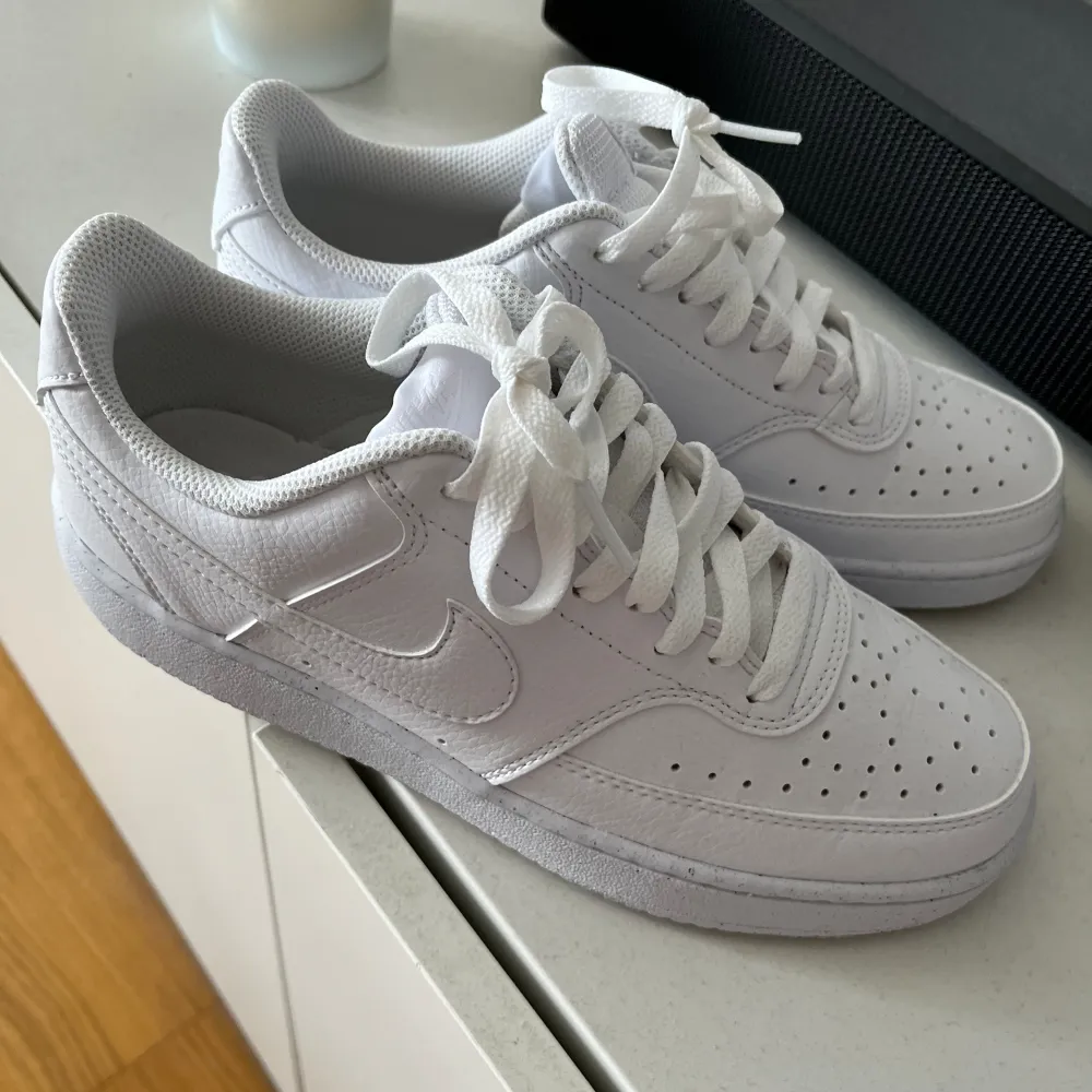 Fina vita Nike sneakers , storlek 39. Endast använd en gång , säljs pga köpt i en annan färg . Köptes på stadium för 999kr . Skor.