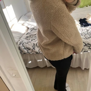 Teddy jacka hm - Säljer för jag inte använder den! Köpte den på sellpy för 275, säljer för 200 men priset kan diskuteras💕den är i bra skick! Men 