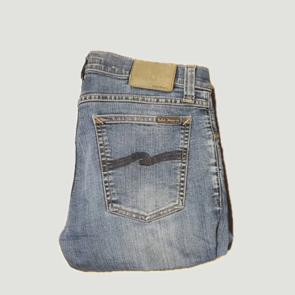 Tjena, säljer dessa riktigt feta Nudie jeans. Jeansen är i mycket bra skick och har inga defekter.  Om du har några frågar är det bara att höra av dig.. Jeans & Byxor.