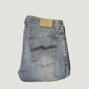Tjena, säljer dessa riktigt feta Nudie jeans. Jeansen är i mycket bra skick och har inga defekter.  Om du har några frågar är det bara att höra av dig.