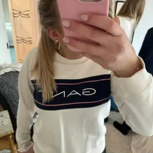 Gullig gant sweatshirt. Oanvänd