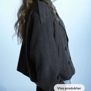 Grå jacka - Säljer denna med prislapp på då den aldrig kommit till användning!  Djur och rökfritt hem 🏡  Pris i butik 499kr