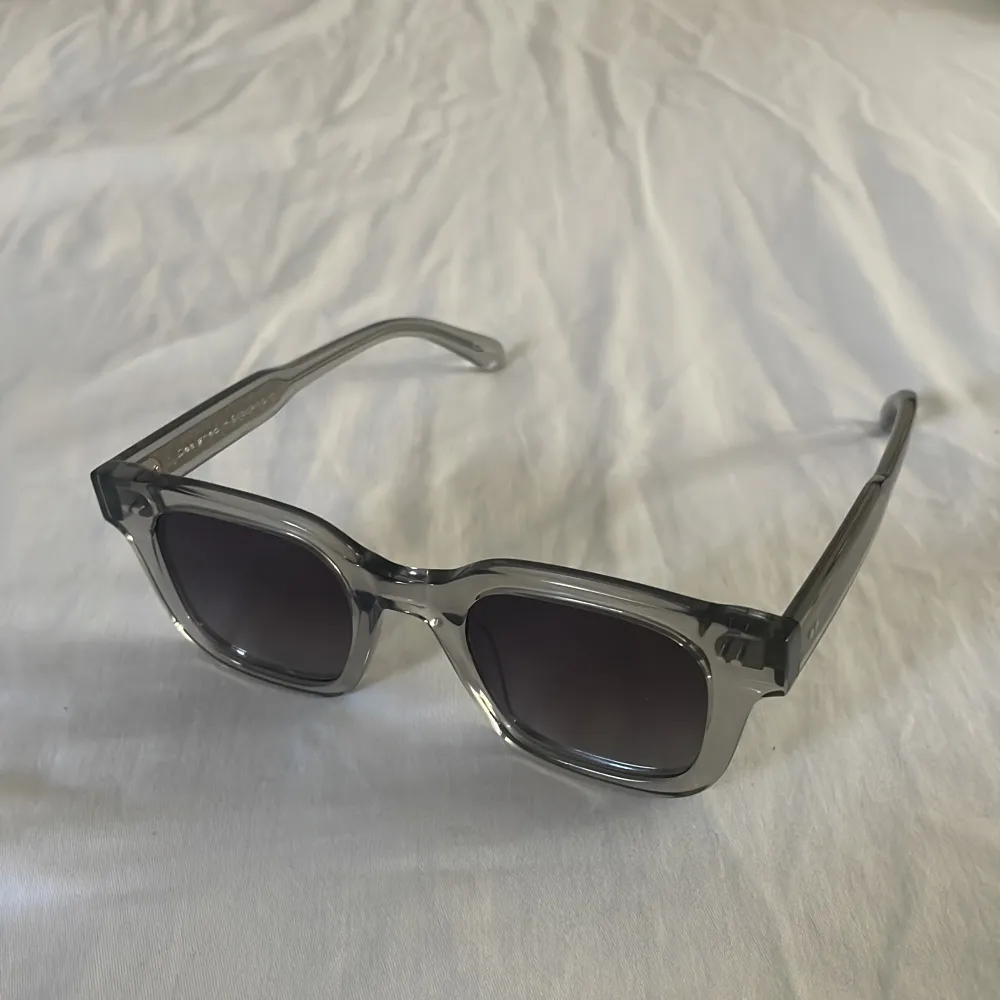 Jag säljer mina grå chimi solglasögon i formen 04. Inga repor eller trasiga på något sätt💕. Övrigt.